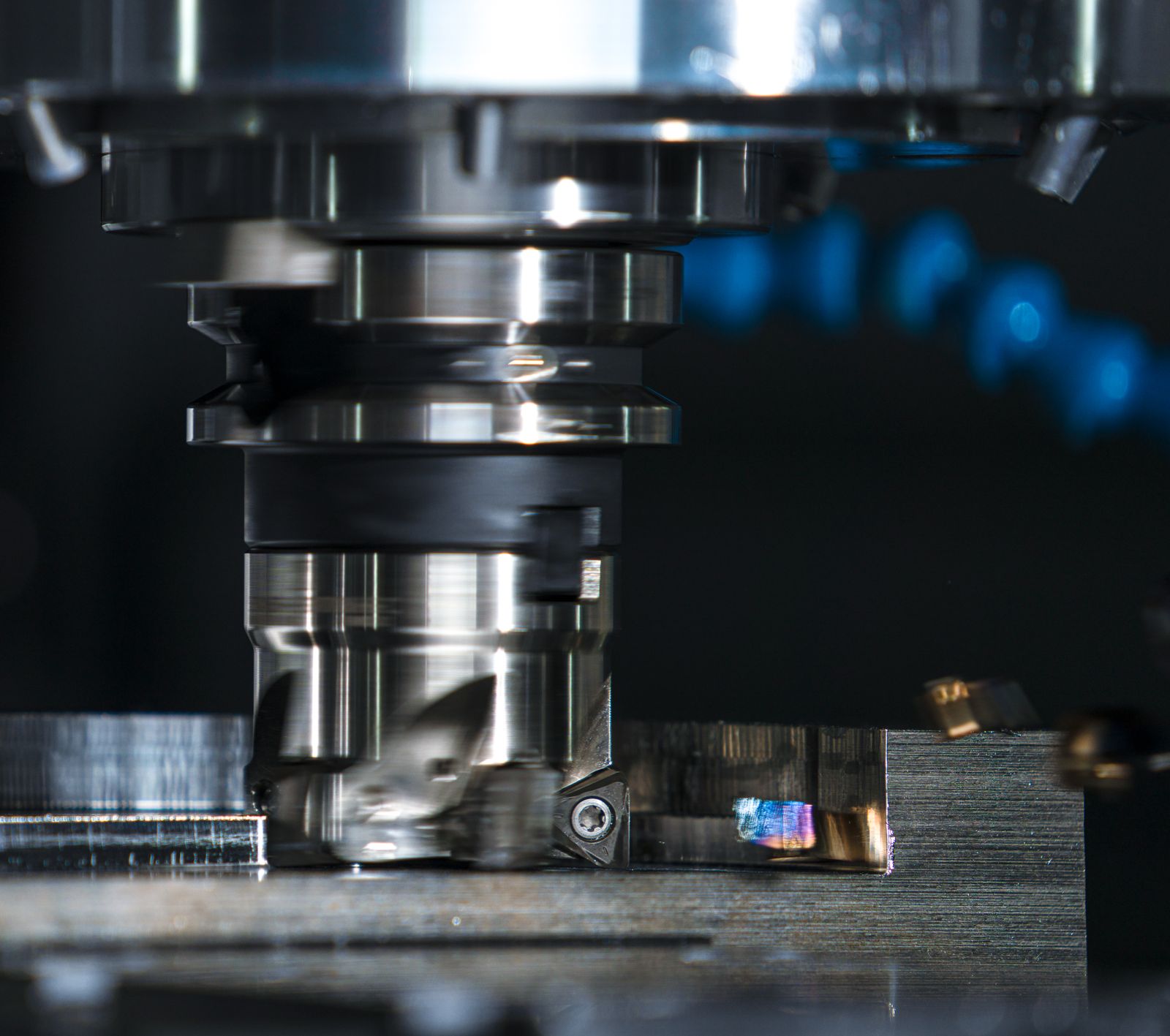 Planfräskopf einer CNC-Maschine über einem Stahl-Werkstück (Symbolfoto)