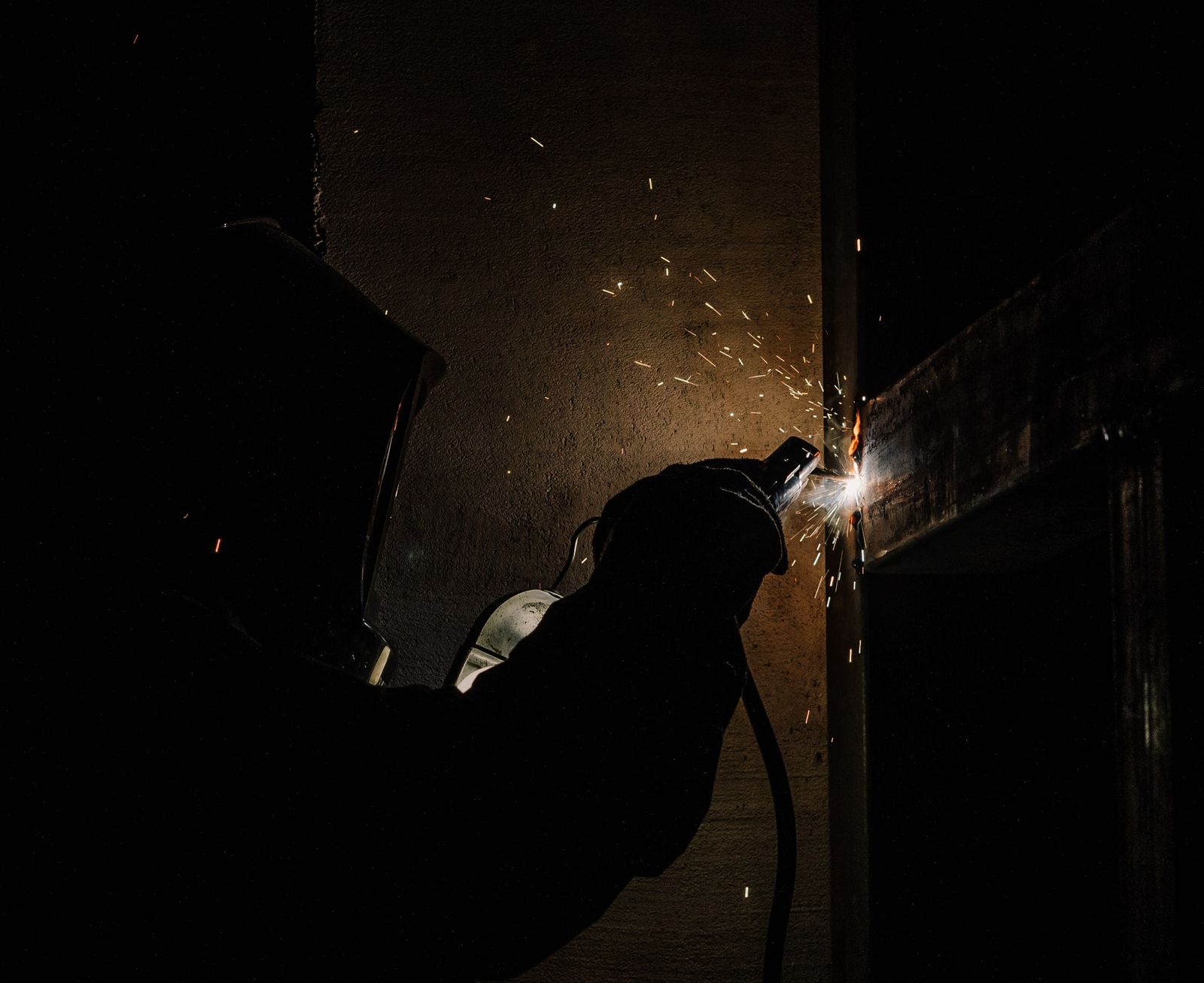 Silhouette beim Lichtbogenschweißen an einem Stahlträger (Symbolfoto)