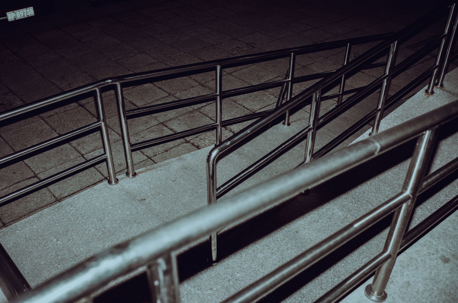 Edelstahl-Rohrgeländer einer Treppenanlage bei Nacht (Symbolfoto)